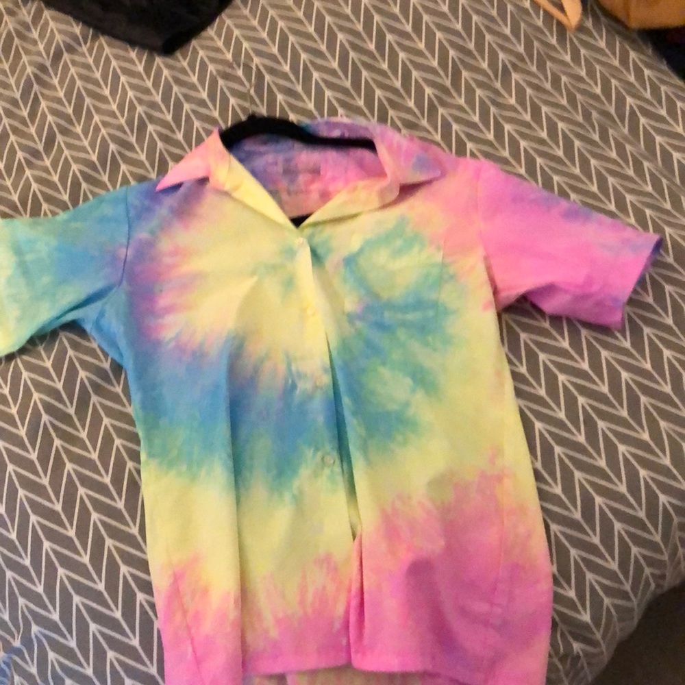Medium sized tie-die button down